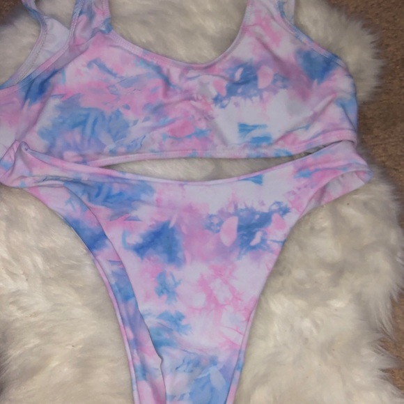 Bathing suits - Picture 8 of 9